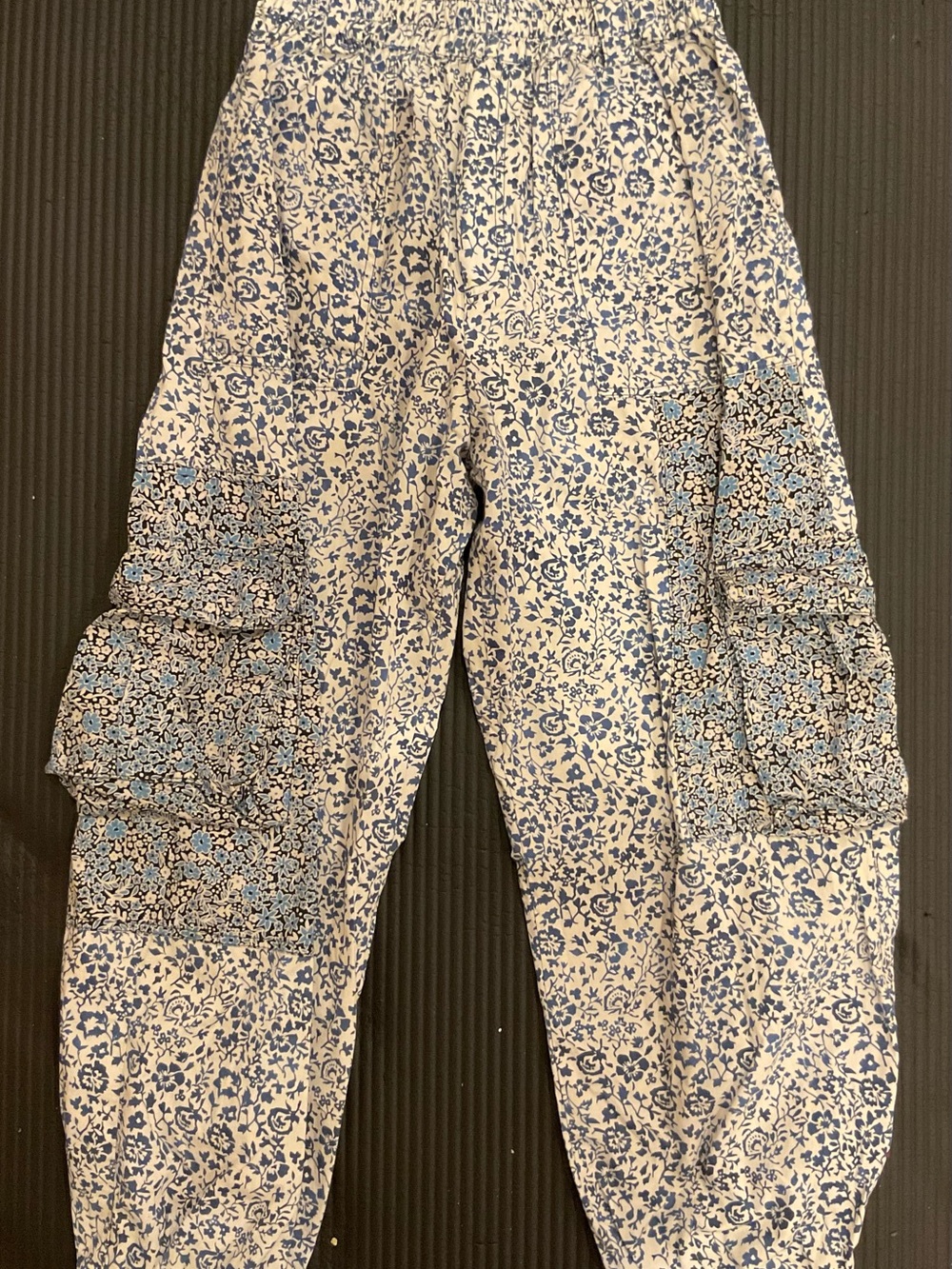Zara girl’s White and Blue Floral Cargo Pants size 11-12yr